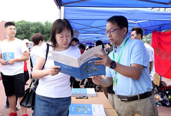高考结束后第一天,北京首个高校联合招生咨询活动在首都经济贸易大学